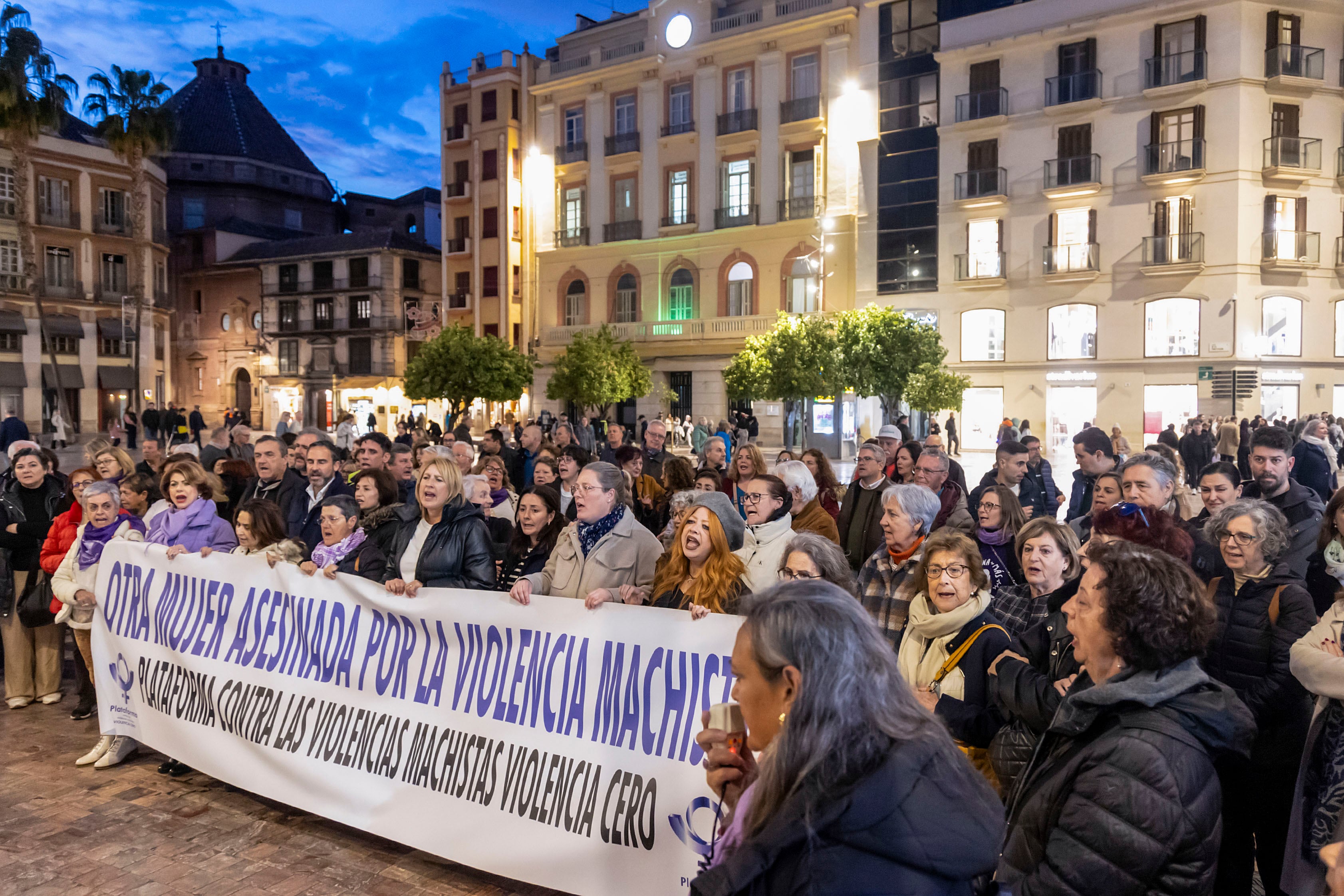 MÁLAGA (ANDALUCÍA), 11/02/2025.- Decenas de personas se concentran este martes en el centro de Málaga en repulsa del asesinato machista de Lina, una mujer de 48 años, a manos de su marido en Benalmádena (Málaga). La concentración, convocada por la plataforma contra las violencias machistas &#039;Violencia cero&#039;, ha tenido lugar en la Plaza de la Constitución y ha estado marcada por la reivindicación ante un caso especialmente significativo porque la víctima había pedido poco antes una orden de alejamiento que fue rechazada. EFE/ Daniel Pérez
