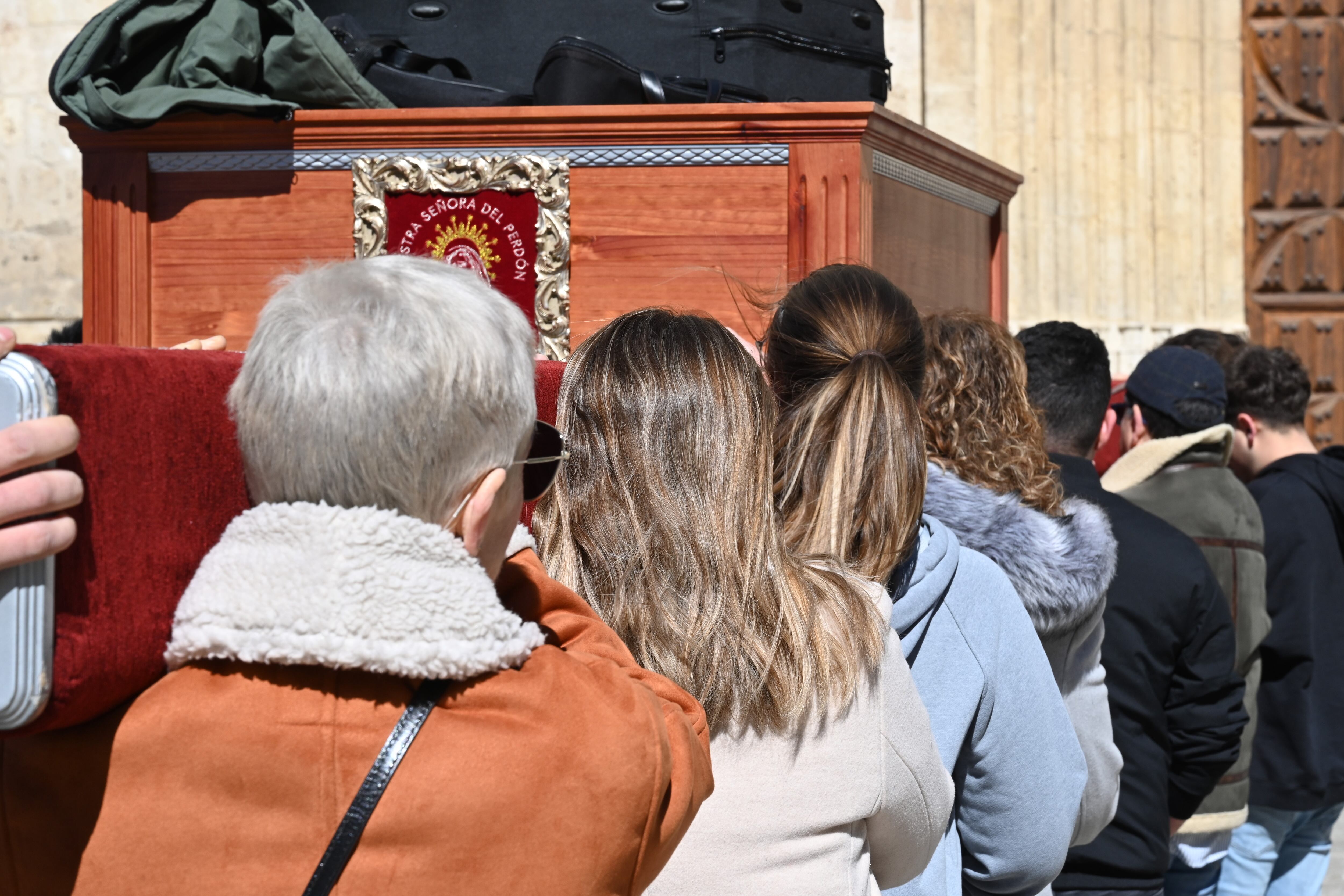 PALENCIA, 10/04/2025.- Ensayo ante la catedral de Palencia este jueves de la banda y la tanda de carga de la Hermandad de la Misericordia, donde las mujeres van ocupando lugares tradicionalmente reservados para los hombres dentro de las cofradías. Hasta hace no tanto, la imagen de una mujer cargando un paso o tocando en una banda de Semana Santa era poco habitual. Hoy cada vez son más las que se proponen cargar con la tradición en el sentido más literal. Lo cuentan en una entrevista con EFE las mujeres de la tanda de la hermandad de la misericordia de Palencia.-EFE/ Almudena Álvarez
