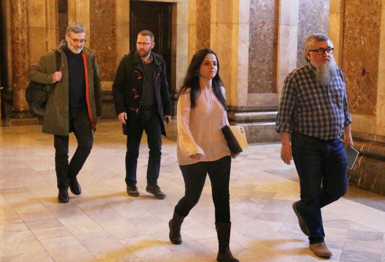 Els quatre diputats de la CUP entrant als despatxos del Parlament per reunir-se amb ERC i JxCat hores abans del ple d&#039;investidura