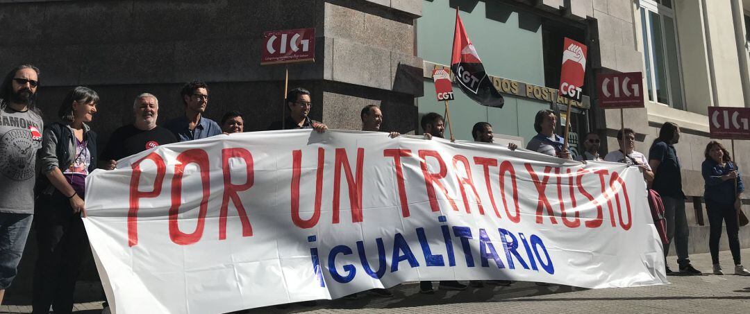 Concentración sindical ante Correos