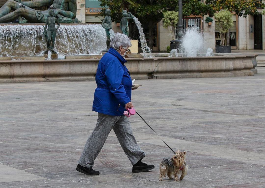 Mujer paseando a su perro