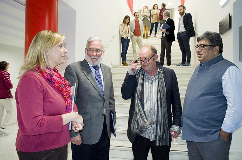 Los productores del pelicula `Heidi, la reina de las montañas`, Sheetal Talwar y Simon Wright hablando con el consejero de cultura y la directora general de cultura en la presentación de los detalles del rodaje