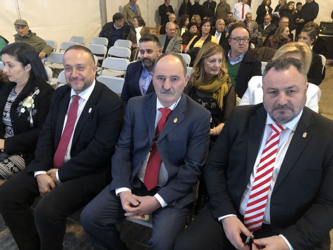 Eduardo Morán (Dcha) junto al presidente vecinal, el presidente comarcal y la alcaldesa