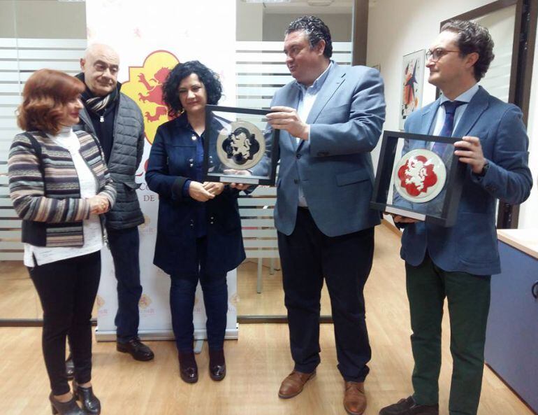 Toni Olivares, Maripaz del Moral y Bartolomé González, junto a José Luis Madueño y Jesús Casas, en la presentación