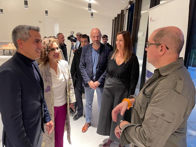 Zuloaga, Montero, el alcalde de Puente Viesgo, Óscar Villegas, la directora regional de la Cadena SER, Mónica Revilla, y Nacho Ares.