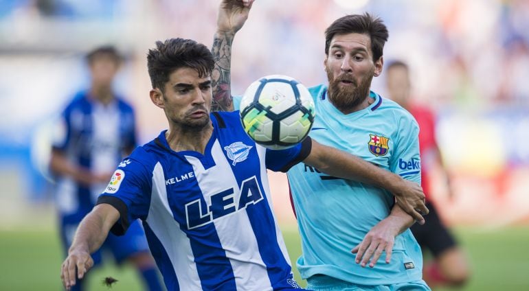 Enzo Zidane y Leo Messi, en un partido entre el Alavés y el Barcelona.