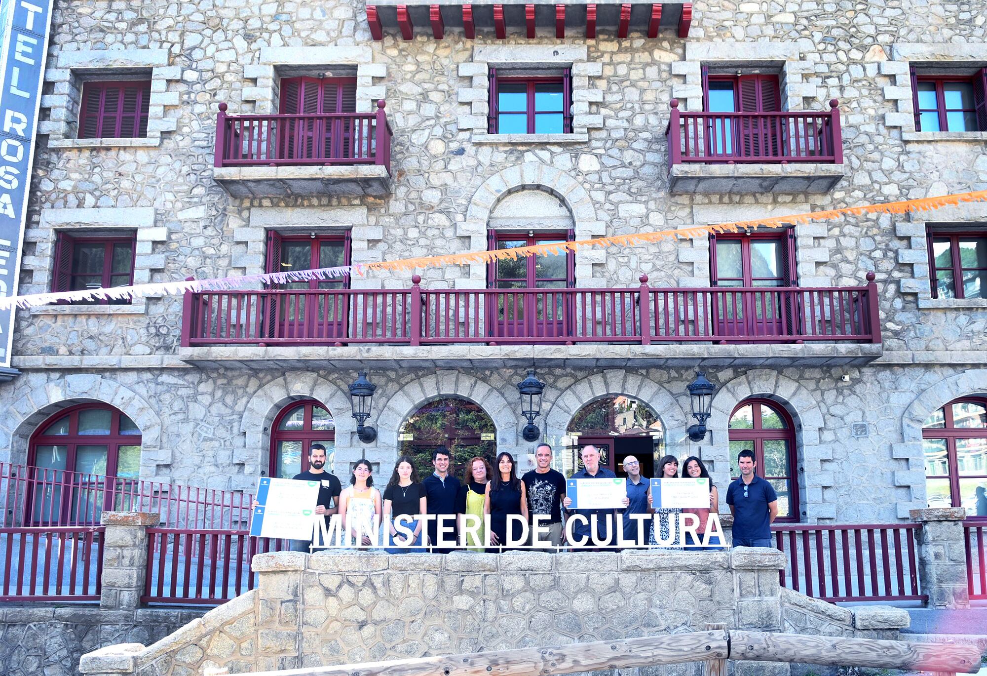 La ministra de Cultura, Joventut i Esports, Mònica Bonell, va entregar els xecs a quatre projectes dirigits a joventut