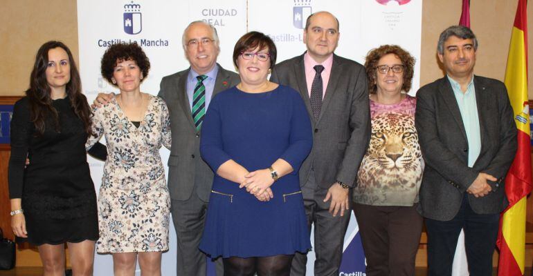 Carmen Olmedo, delegada de la Junta, (en el centro), junto a los directores provinciales de Ciudad Real.