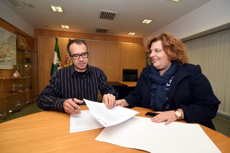 El nuevo director del Centro José Guerrero, Francisco Baena, junto a la diputada de Cultura de Granada, Fátima Gómez Abad