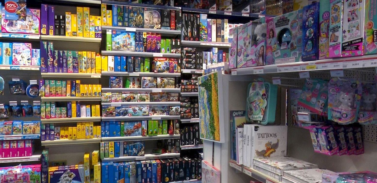 Estanterías de una tienda de juguetes en Gandia.