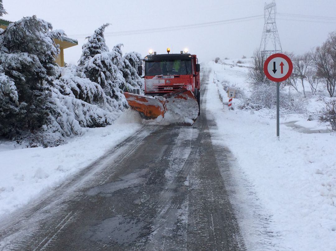 Máquina quitanieves de la Diputación trabajando en las carreteras segovianas 