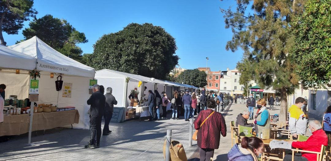 El sol acompanya aquest mercat tradicional d'aquesta festa a Maó.