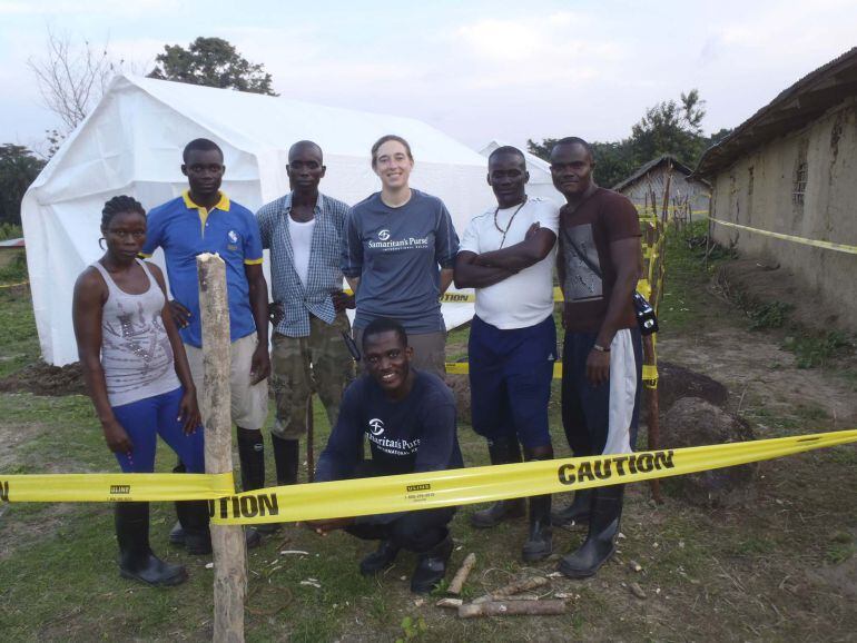 Un grupo de voluntarios trabaja en un equipo médico móvil de seguimiento del virus ébola situado en Liberia