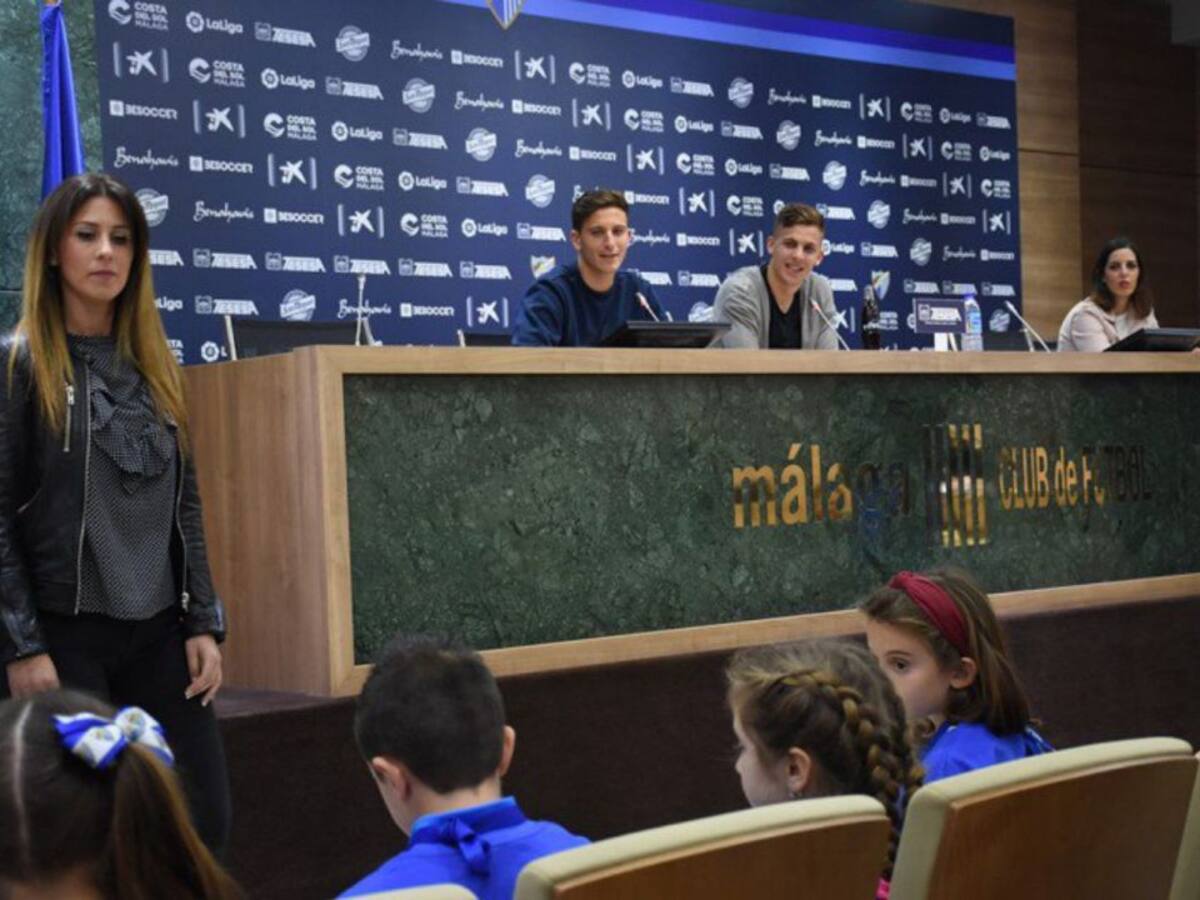 Los niños preguntan a Iván Alejo y a Pau Torres