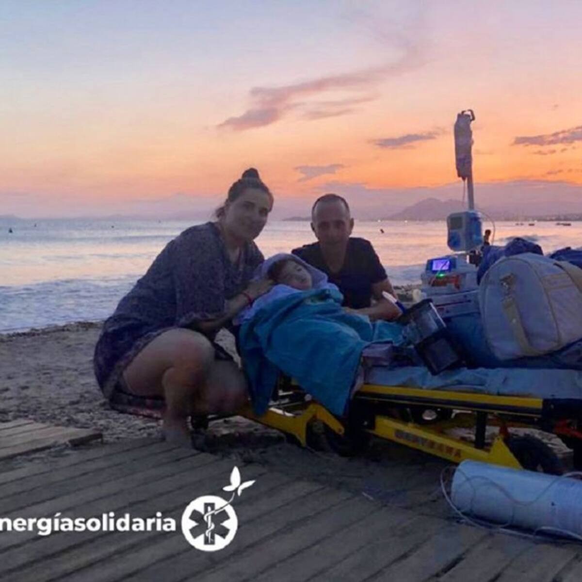 La Ambulancia del Deseo hace realidad el sueño del pequeño Hugo en la playa de La Azohía