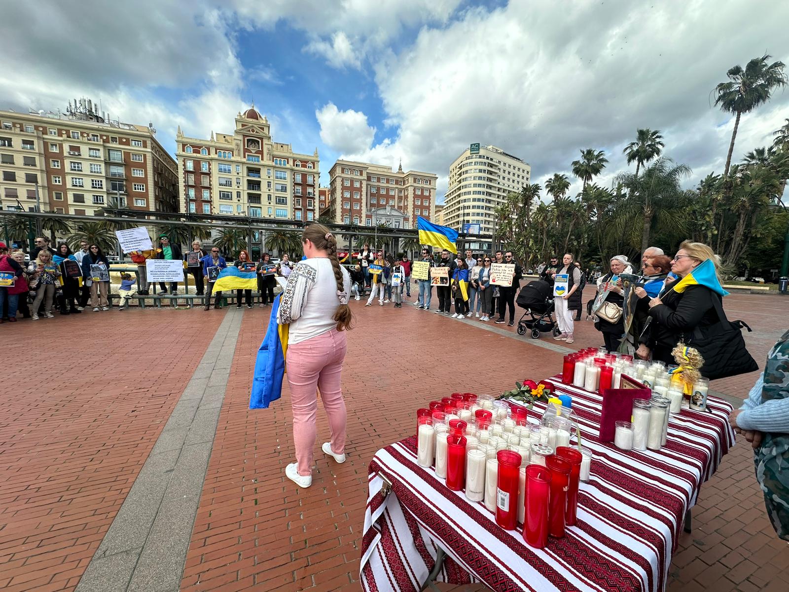 Concentración y misa en la plaza de la Marina del colectivo ucraniano en Málaga