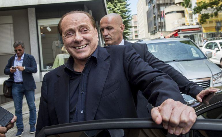 Fotografía de archivo fechada el pasado 8 de junio de 2015 que muestra al ex primer ministro italiano Silvio Berlusconi tras una reunión de negocios en Lugano, Suiza