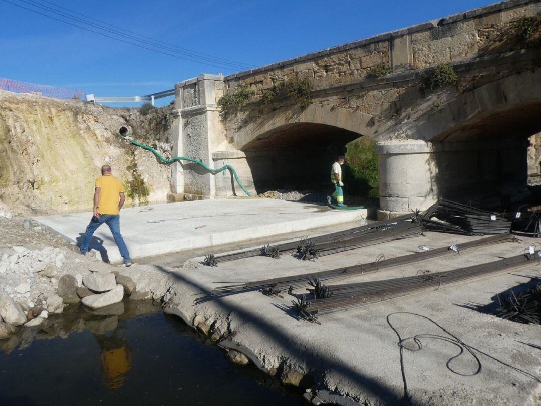Obras para ensanchar la CL-607 en el puente del río Eresma