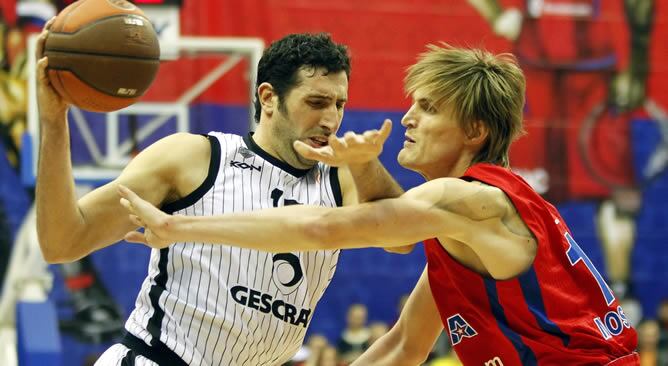 El jugador del CSKA Moscú, Andrei Kirilenko (dcha), pelea por el control del balón con el jugador del Gescrap Bilbao, Álex Mumbrú, durante el partido de cuartos de final de la Euroliga de baloncesto