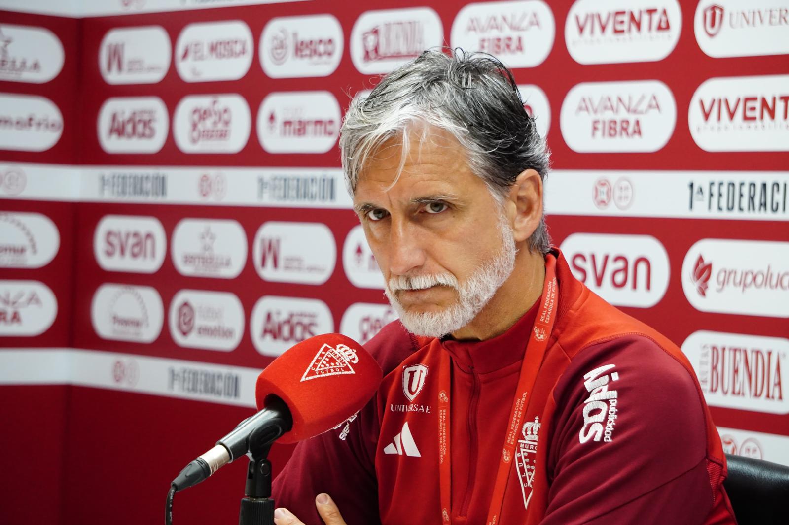 Pablo Alfaro durante una rueda de prensa en el estadio