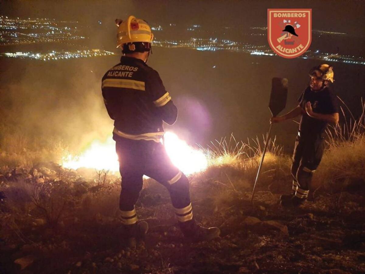 Un incendio calcina cuatro hectáreas de matorral en la sierra de Fontcalent