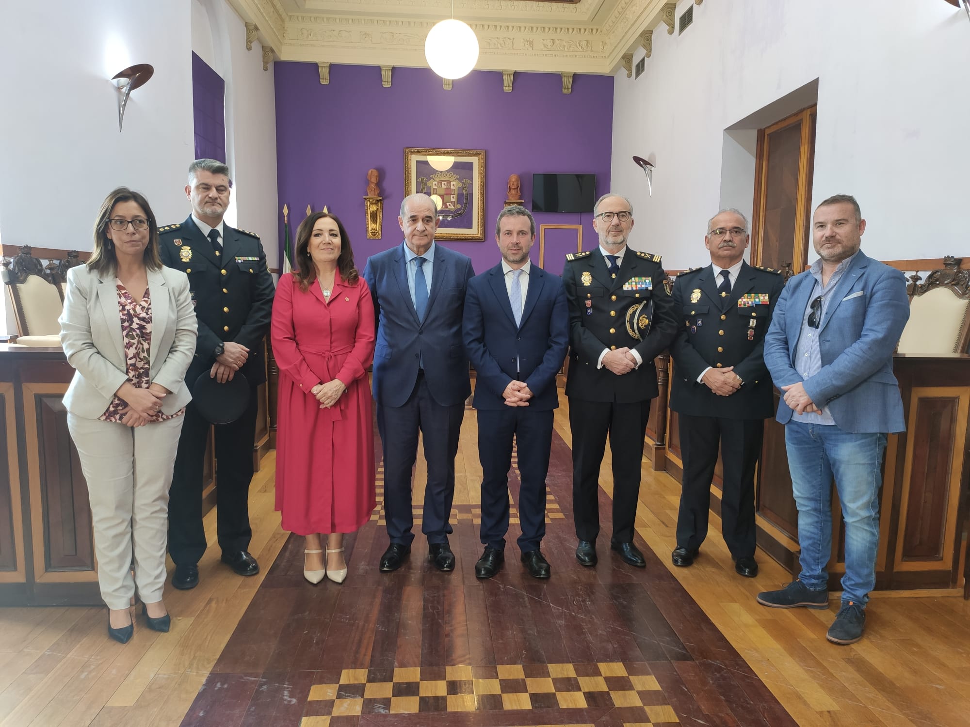 Autoridades policiales y municipales de Jaén durante una rueda de prensa en el salón de plenos del Ayuntamiento