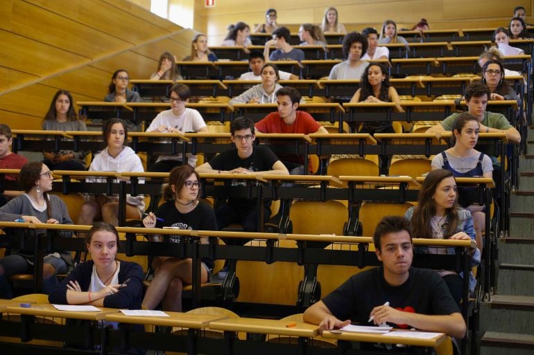 Estudiantes esperan en la Facultad de Odontología de la Universidad Complutense de Madrid para el inicio de la primera Evaluación de Bachillerato para el Acceso a la Universidad (EBAU)