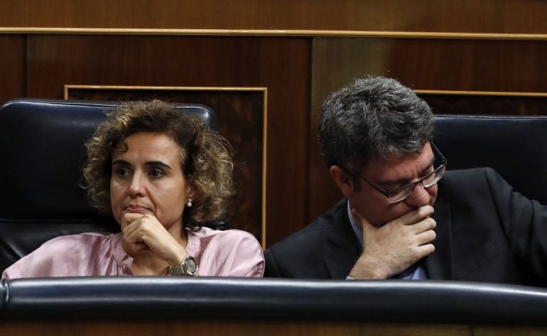 La ministra de Sanidad, Dolors Monserrat, y el ministro de Energía, Turismo y Agenda Digital, Álvaro Nadal, durante el pleno del Congreso de los Diputados, esta tarde