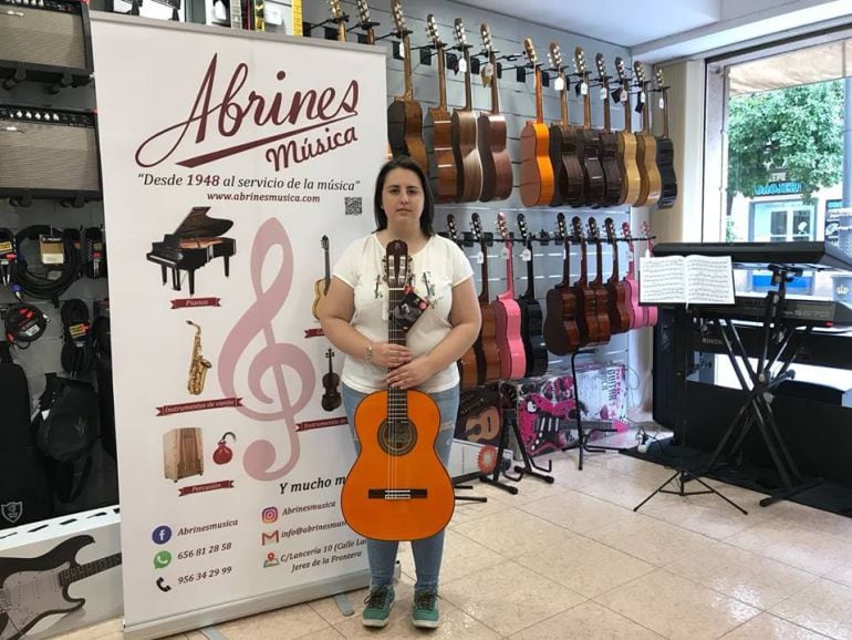 La joven tocaora jerezana, Alba Esperto, con una guitarra flamenca de Abrines Música