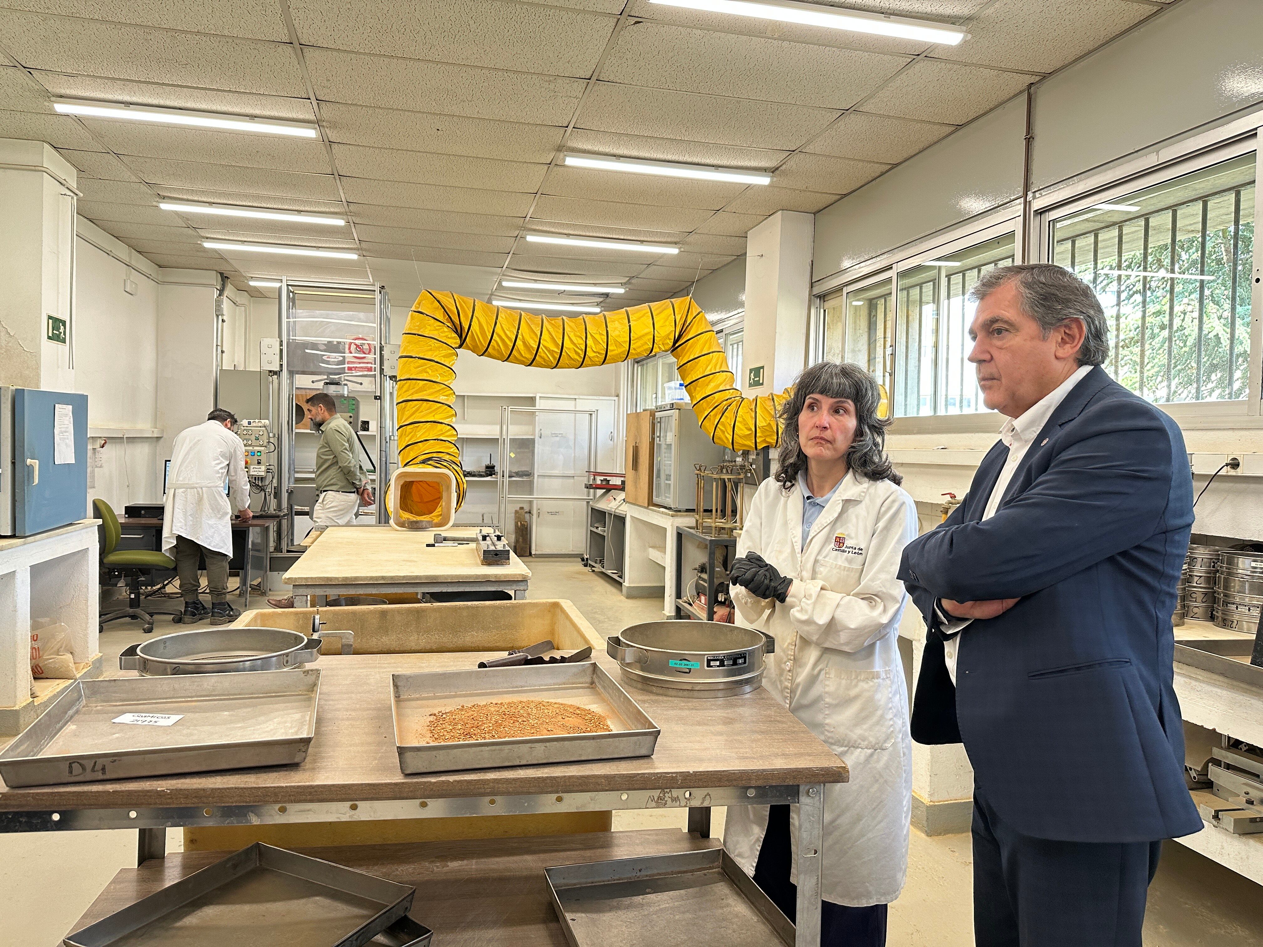 El director general de Carreteras e Infraestructuras de la Junta de Castilla y León, Jesús Puerta, en su visita del Centro de Control de Calidad de Burgos.