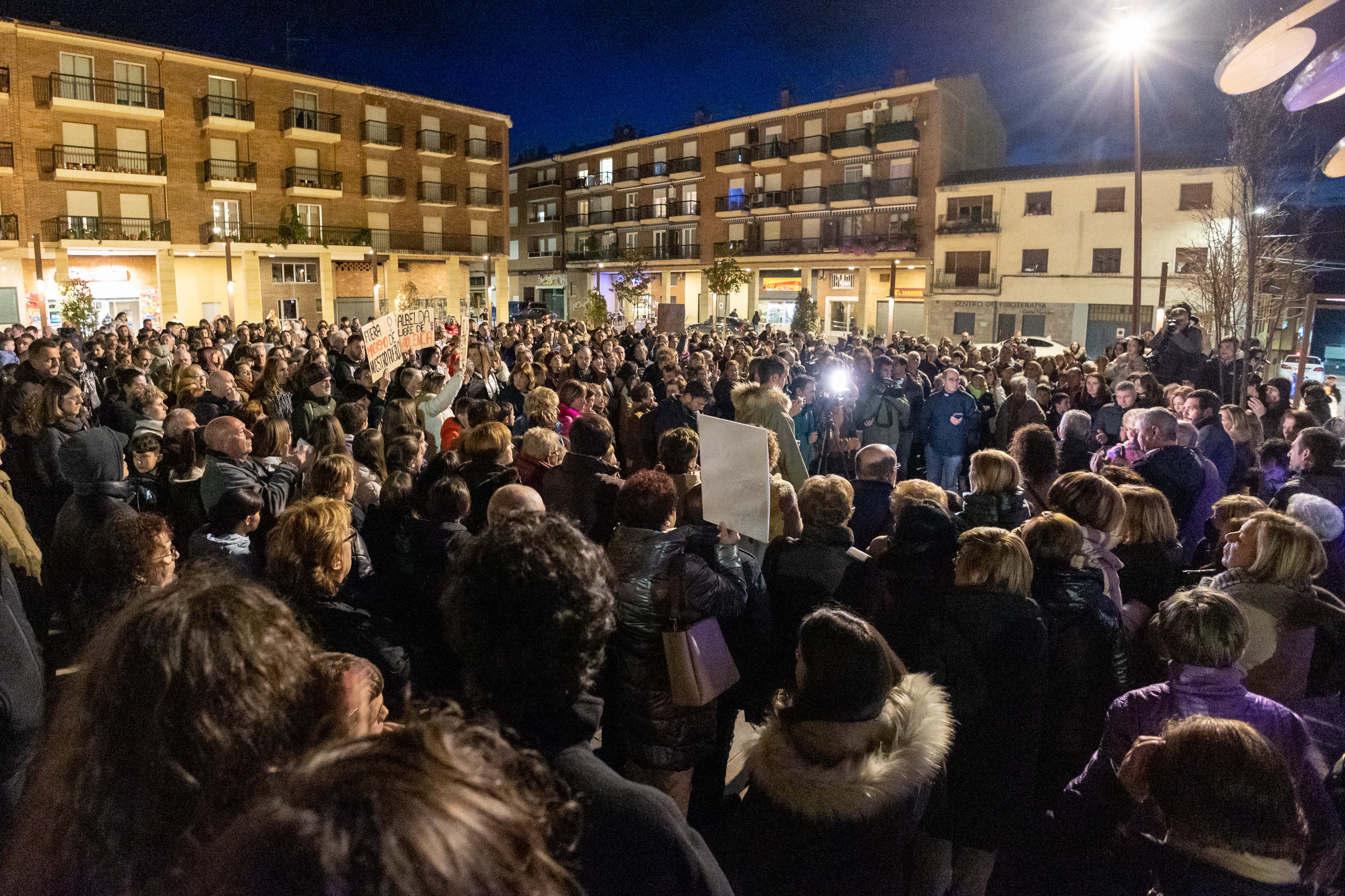 ALBELDA DE IREGUA (LA RIOJA), 10/03/2024.- Cerca de medio millar de personas se han concentrado este domingo en Albelda de Iregua (La Rioja) como rechazo por la agresión sexual que el pasado viernes sufrió una joven, quien también fue agredida hace un año y que, según sus familiares, ahora lo ha sido para que retire la denuncia inicial. EFE/Raquel Manzanares
