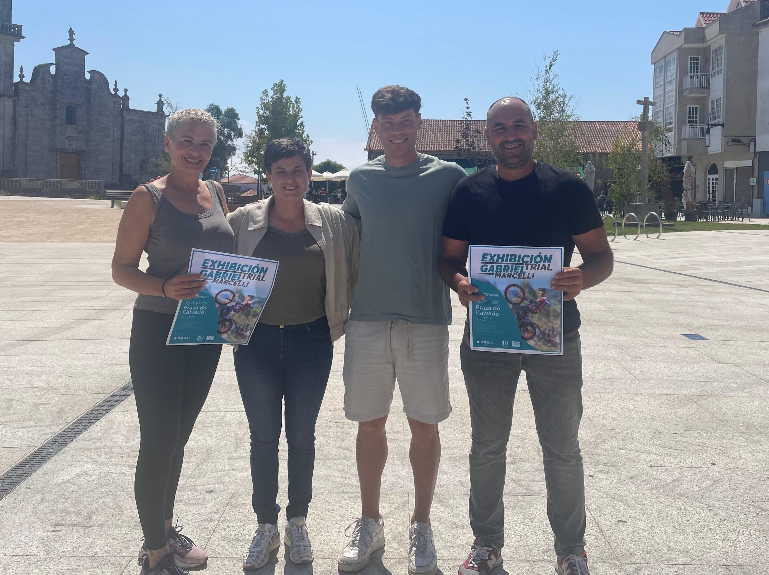 El piloto Gabriel Marcelli (segundo por la derecha), junto a su madre, la alcaldesa de O Rosal y el teniente de alcaldesa (por este orden de izquierda a derecha)