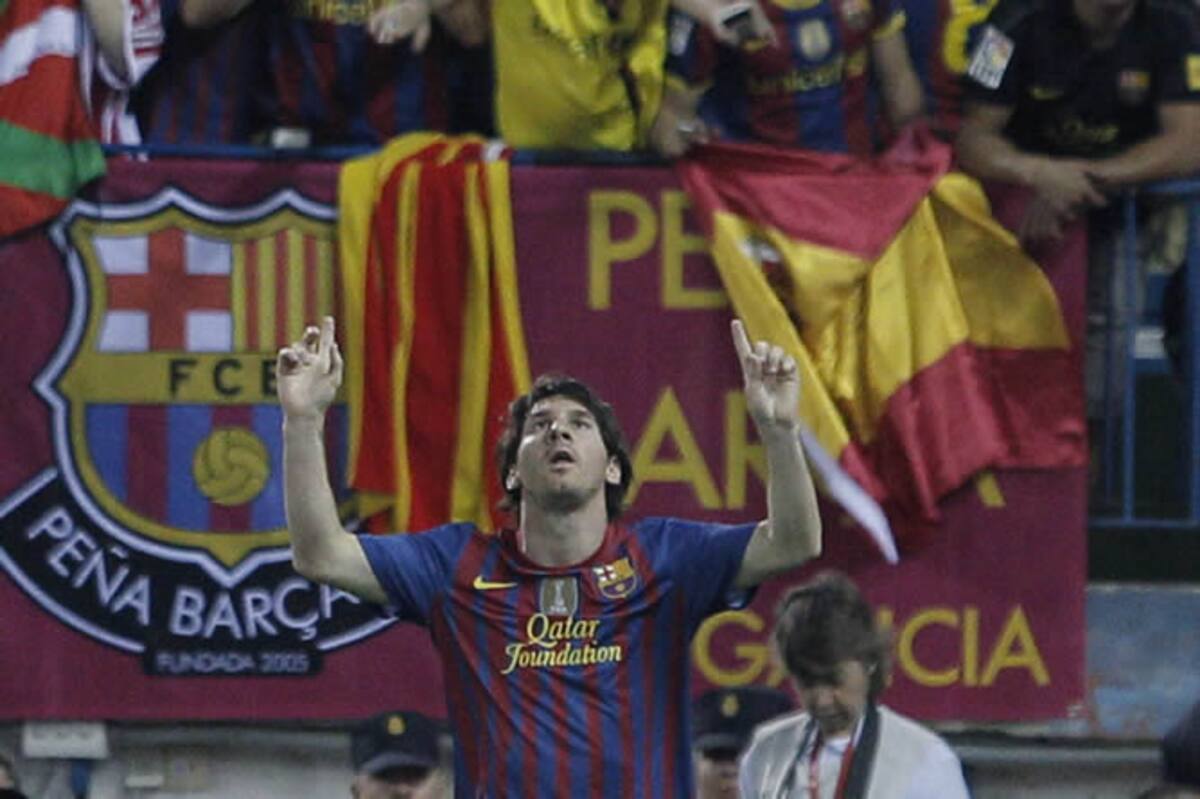 El delantero argentino del FC Barcelona, Lionel Messi, celebra la consecución del segundo gol de su equipo ante el Athletic Club, en la final de la Copa del Rey de fútbol que se disputa esta noche en el estadio Vicente Calderón de Madrid. | <a href="http: