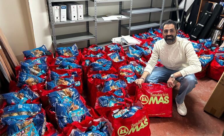 David Calvo, concejal de Asuntos Sociales, posa junto con las cestas