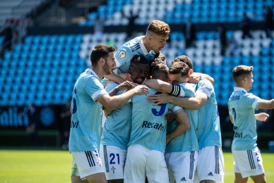 Jugadores del filial celebran un gol en Balaídos