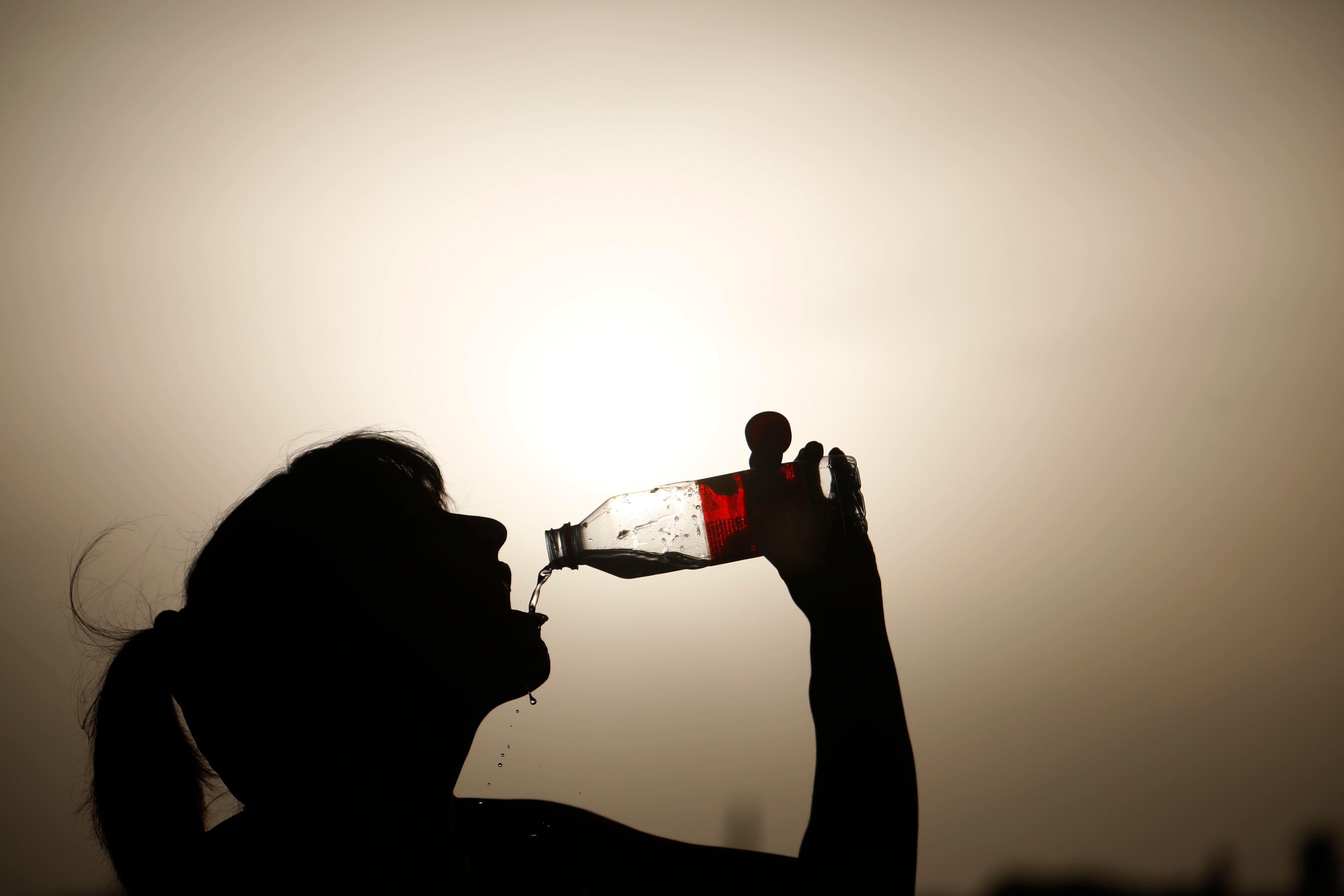 Una turista bebe agua este sábado para aliviar el intenso calor