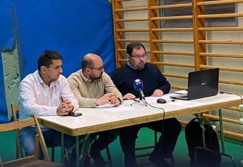 El presidente del Villa de Aranda, Eusebio Martín (d) junto al ex directivo Sergio Martín y el jefe de prensa Juan Pablo Berdón (d)