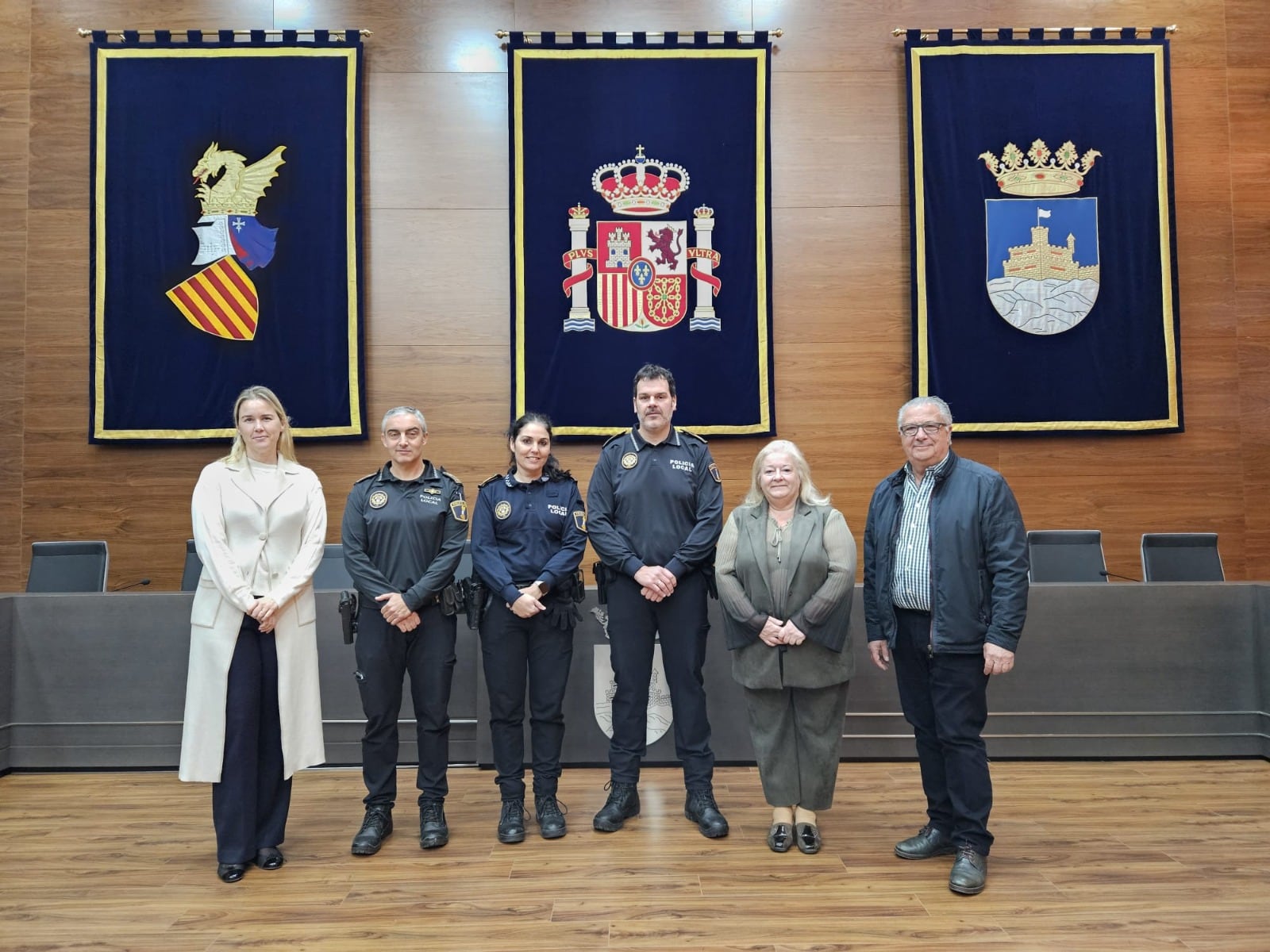 La alcaldesa de Oropesa del Mar, Araceli De Moya, junto con el concejal de Policía, Rafael Albert, la edil de Personal, Isabel Moya y los nuevos agentes de movilidad