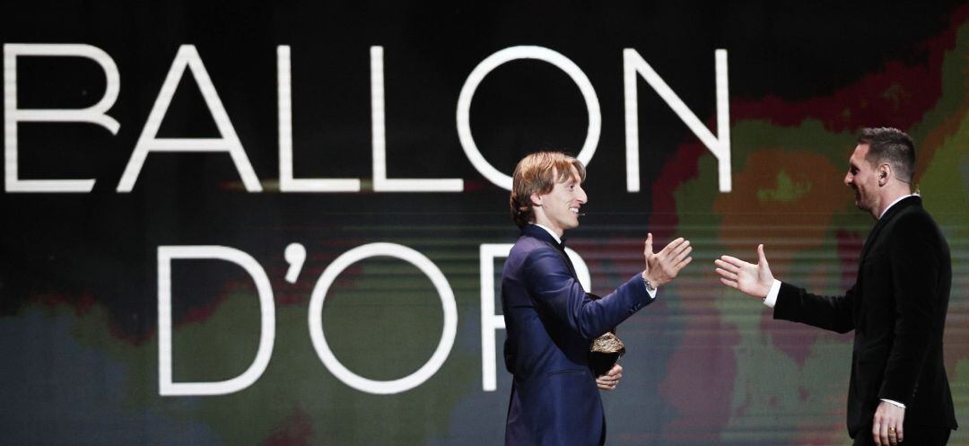 Modric entregó el Balón de Oro a Lionel Messi.