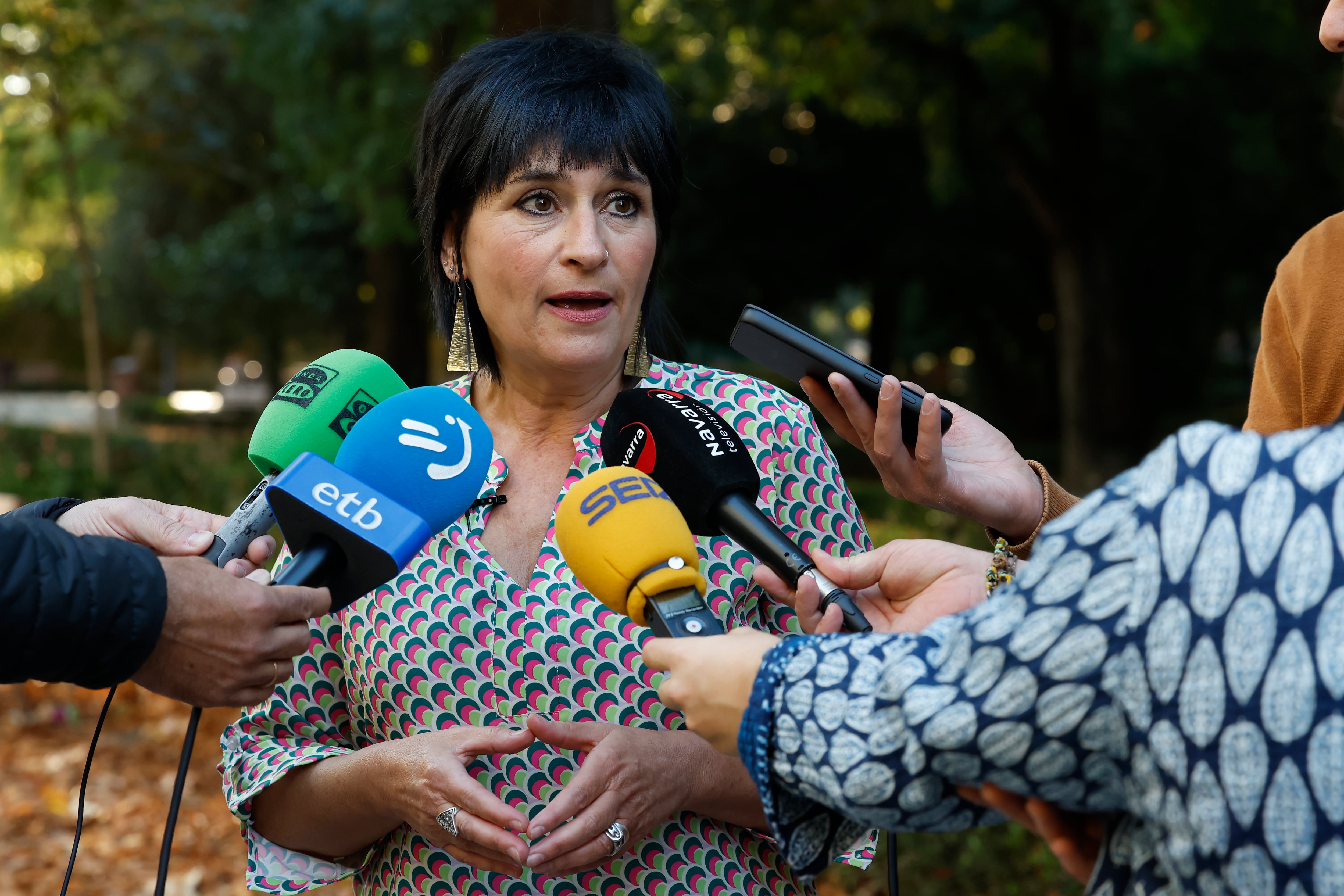 GRAFCAV5123. PAMPLONA, 10/10/2025. -La portavoz de EH Bildu, Laura Aznal, ofrece declaraciones a los medios de comunicación en relación a la aprobación del anteproyecto de los Presupuestos de Navarra de 2026.  EFE/ Jesús Diges