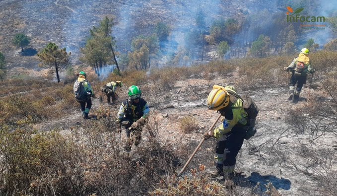 Trabajando en la extinción del incendio de Valdepeñas de la Sierra