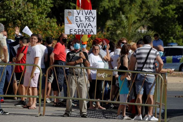 Varios simpatizantes se concentran en los alrededores del centro cívico El Esqueleto, situado en las 3.000 viviendas de Sevilla.