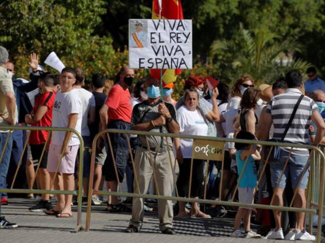 Varios simpatizantes se concentran en los alrededores del centro cívico El Esqueleto, situado en las 3.000 viviendas de Sevilla.