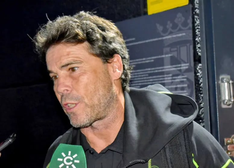 Rubi atiende a la prensa a la salida del Alfonso Murube.