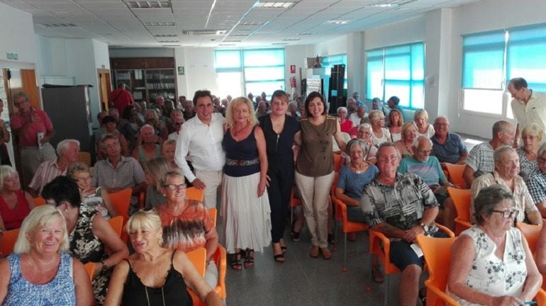 La consejera, Encarna Guillén, con residentes británicos en la Región de Murcia.