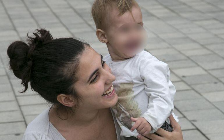 Imagen cedida por Mireia Cabanillas en la que aparece con su hija de once meses en brazos. 