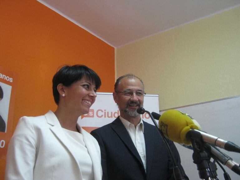 Rosa Luna en la presentación de su candidatura al ayuntamiento de Ponferrada con Luis Fuentes