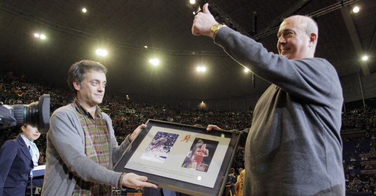 El alcalde de A Coruña, Xulio Ferreiro, entrega un regalo al exjugador Joaquín &#039;Quino&#039; Salvo.