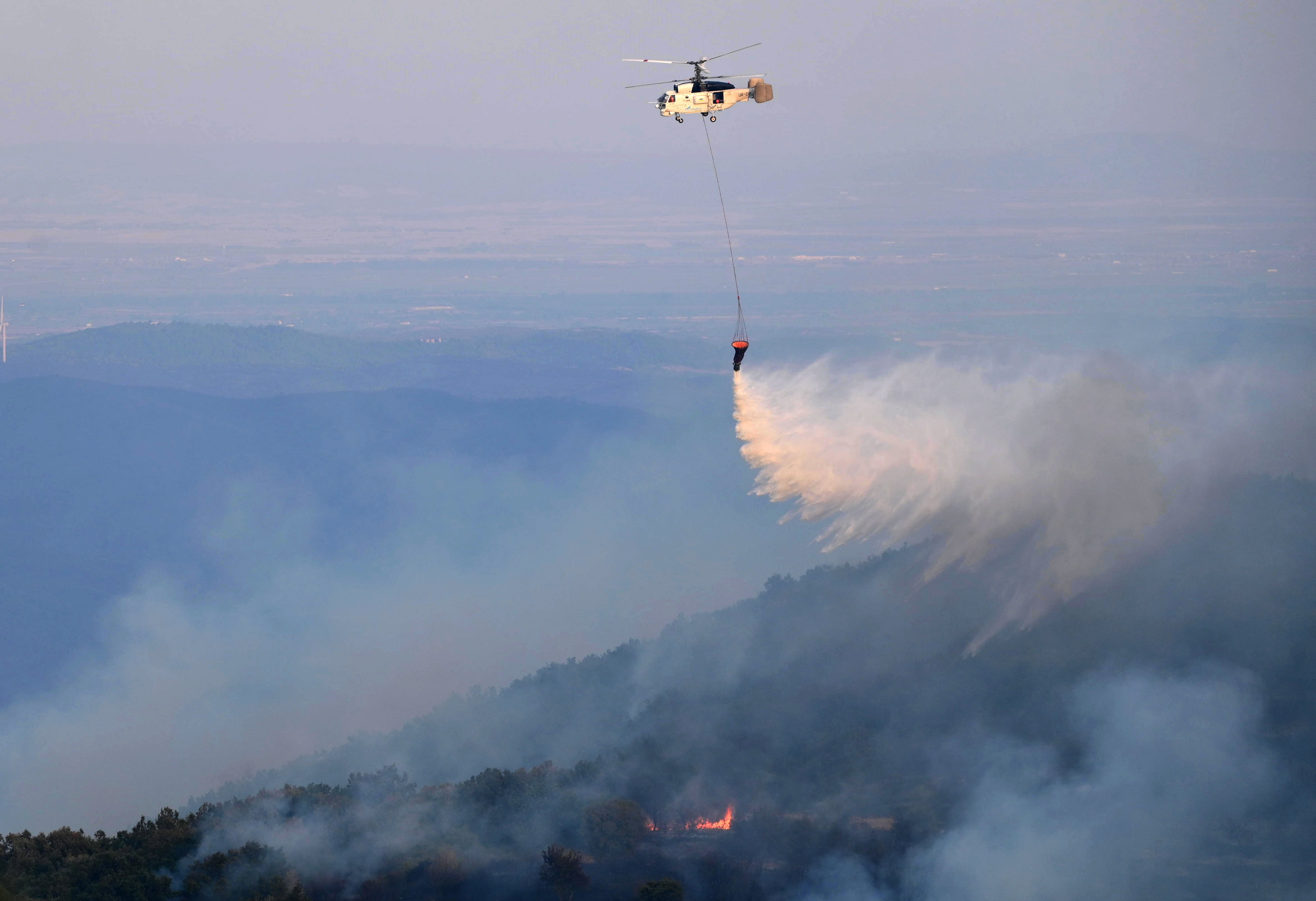 Uno de los helicopteros que colabora en las labores de extinción de los incendios en Evros.