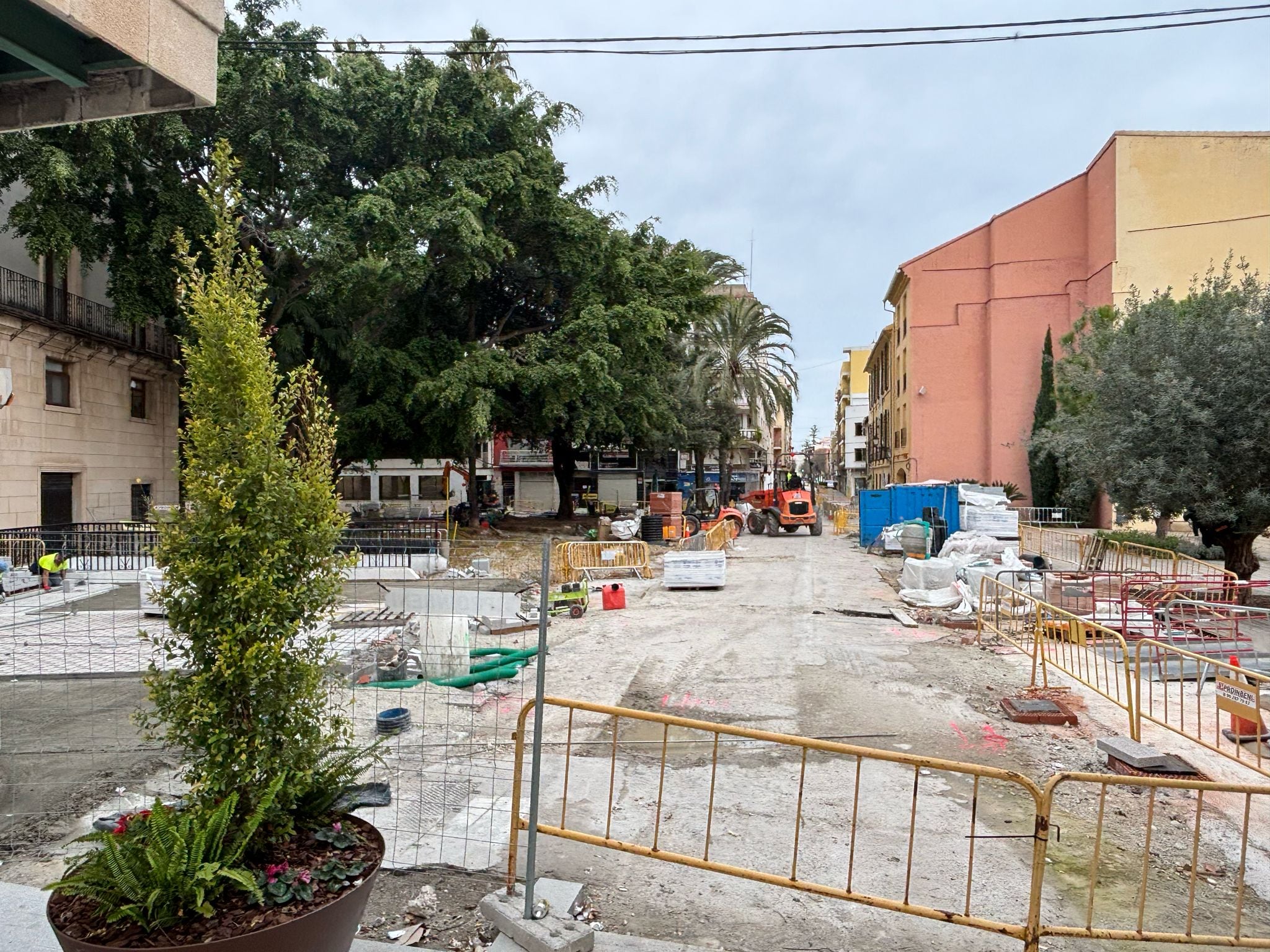 Parte del eje carmelitas-passeig en obras.